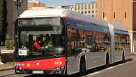 Barcelona estrena dos buses articulados de hidrógeno, los primeros de España: miden 18 metros y circularán en la D20