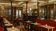 Cócteles de autor y cocina italo-castiza: comer genial y beber de lujo en el café más icónico de Lavapiés