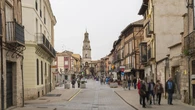 El histórico pueblo de España con bodegas de vino subterráneas, iglesias mudéjares y un puente medieval