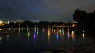 El estanque de Pradolongo renueva sus luces y juegos de agua para espectáculos nocturnos