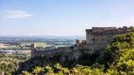 El impresionante castillo medieval enclavado en un acantilado a más de 140 metros de altura