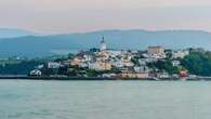 El pueblo marinero de Asturias que se eleva sobre un promontorio y es famoso por sus ostras