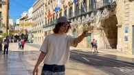 Un 'tiktoker' parodia a los turistas estadounidenses que visitan España y se hace viral: "Está muy bien, pero faltan caimanes"