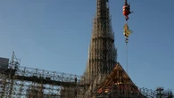 Notre Dame recupera su símbolo tras el devastador incendio de 2019: un nuevo gallo vuelve a coronar la icónica aguja