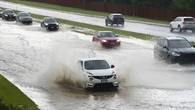 Las tormentas en Texas amenazan con tornados e inundaciones miles de personas están sin luz 