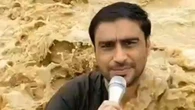 Un periodista es arrastrado por una fuerte corriente durante una conexión
