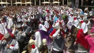 Más de 400 chulapos y chulapas se unen en Madrid bailando por San Isidro