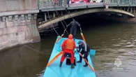 Rescatan del río al autobús que se cayó desde un puente en San Petersburgo: han muerto siete personas