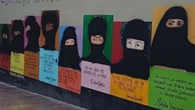 Vandalizan un mural del 8-M en Barcelona pintando niqabs en la cara de todas las mujeres que aparecen