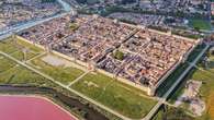 La ciudad fortificada del sur de Francia rodeada por una gran laguna rosa que te transporta a la Edad Media