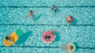 Mitos sobre las piscinas que vuelven cada año: creencias que persisten sobre el cloro, los baños...