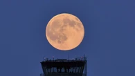Llega la Luna de Fresa: cuándo y cómo ver el fenómeno que da inicio al verano
