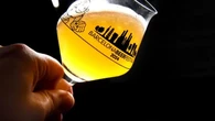 Por qué cada vez más bares en España sirven la cerveza en copa como si fuera un vino