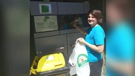 Diez céntimos y dos máquinas: el nuevo sistema de devolución de plásticos se ensaya entre bolsas de botellas y furor por la fianza