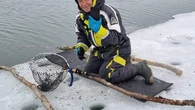Un pescador recupera su Galaxy S23 Ultra tras 5 horas en un lago helado y funciona