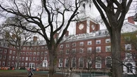 Harvard reta en corte la orden de Trump que niega visas a estudiantes y profesionales