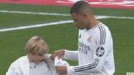 El bonito detalle de Mbappé con el niño que le acompañó en su salida al campo ante Las Palmas