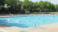 Las piscinas municipales de Madrid abren el 15 de mayo: mantienen los tres turnos y las "entradas dinámicas"