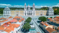 La ciudad de Portugala menos de una horade Lisboa con un imponente palacio 