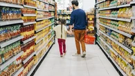 La tarjeta monedero para comprar alimentos se reactivará en junio en Madrid para 5.600 familias