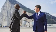 Reino Unido y Gibraltar se 'funden' en un abrazo frente al Peñón: "El acuerdo es una gran noticia"