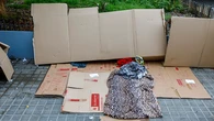 Rocían con agua y amoníaco a dos sin hogar en Barcelona y les dejan esta mezcla para intentar que se la beban