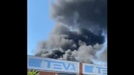 El incendio de una nave industrial en Polinyà provoca una columna de humo negro y obliga a desalojar almacenes cercanos