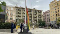 La plaza Pedro Zerolo iza su bandera LGTBI y despliega dos 'puntos arcoíris' para atender posibles agresiones