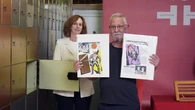 El escritor Nazario deja en la Caja de las Letras del Cervantes dos páginas del cómic de 'Anarcoma', su detective travesti