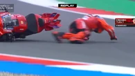La brutal segunda caída de Marc Márquez en Assen que hizo saltar las alarmas: arrodillado sobre la grava y con ayuda para caminar