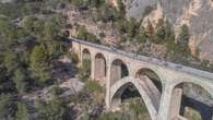 La impresionante ruta que recorre una antigua línea de ferrocarril a través de túneles y bonitos pueblos