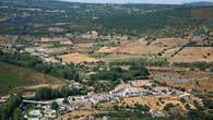 La aldea de Portugal pegada a Extremadura con piscina natural e infinitos encantos