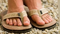 Un podólogo advierte de las chanclas que debes llevar para evitar lesiones: "Tus pies lo pagarán"