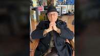 Tiene 97 años y se ha hecho famoso por su tienda de bicicletas: 