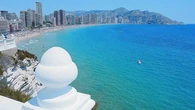 Benidorm está "dividida en dos", según el 'Daily Mail': "Los españoles evitan a los británicos como la peste"