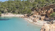 El rincón de España que enamoró a Salma Hayek: una cala en Baleares