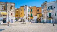 La ciudad de Italia que los turistas adoran por una calle donde las abuelas hacen pasta en sus puertas