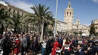 La Senyera se abre paso ante miles de personas con la Procesión Cívica