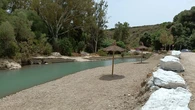 La charca de la Mina: la curiosa playa fluvial ubicada bajo una autovía con merenderos y sombrillas
