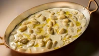 Ñoquis con beicon y pollo en salsa de queso: una receta original y barata