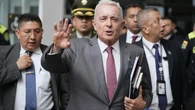 Historial telefónico y un reloj espía: la magistrada del juicio a Uribe admite otras dos pruebas contra él 