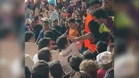 Golpeados, increpados y expulsados de Montjuic dos espectadores por llevar camisetas del Madrid durante el Barça - Inter