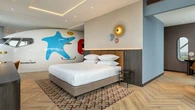 La habitación de hotel más loca: tiene una parte de un avión real en su interior