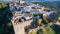 El pueblo dentro de un castillo y destaca por su arquitectura islámica