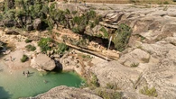 El encantador pueblo medieval rodeado de piscinas naturales de aguas limpias y frescas para combatir el calor