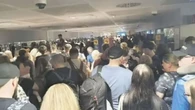 "Inhumano", "ganado": la prensa británica denuncia las condiciones del aeropuerto de Tenerife Sur