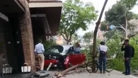 Un coche pierde el control, invade la acera y atropella a una persona en Barcelona