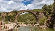 La espectacular piscina natural de Cáceres bajo un puente romano que está a dos horas de Madrid