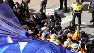 Tensión entre manifestantes y los Mossos antes de la visita de Felipe VI al monasterio de Monsterrat