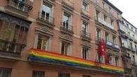 El TSJM permite colocar la bandera LGTBI en la fachada del edificio de grupos municipales